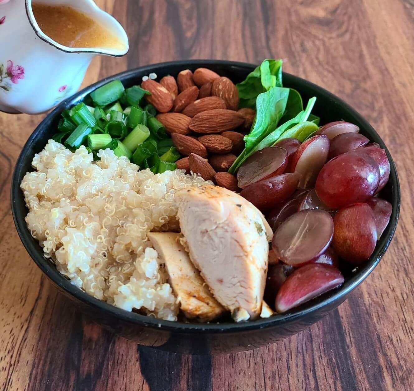 Salade de quinoa au poulet, aux raisins et aux amandes